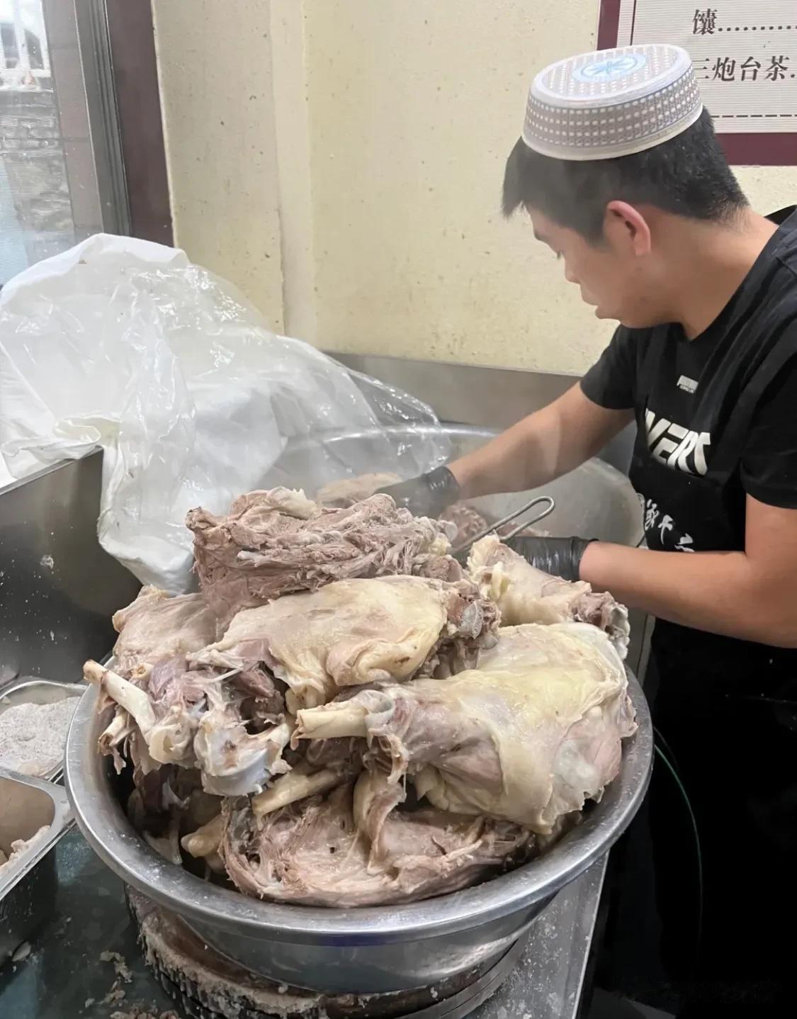 #乌鲁木齐头条# 清炖羊肉爱好者狂喜的馆子，老顾客和游客扎堆吃肉，一公斤160块