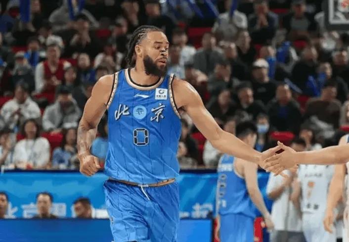 麦基来到CBA就是乱杀啊！
大家都说，麦基脖子以下全是顶配，也的确，如今，凸显出