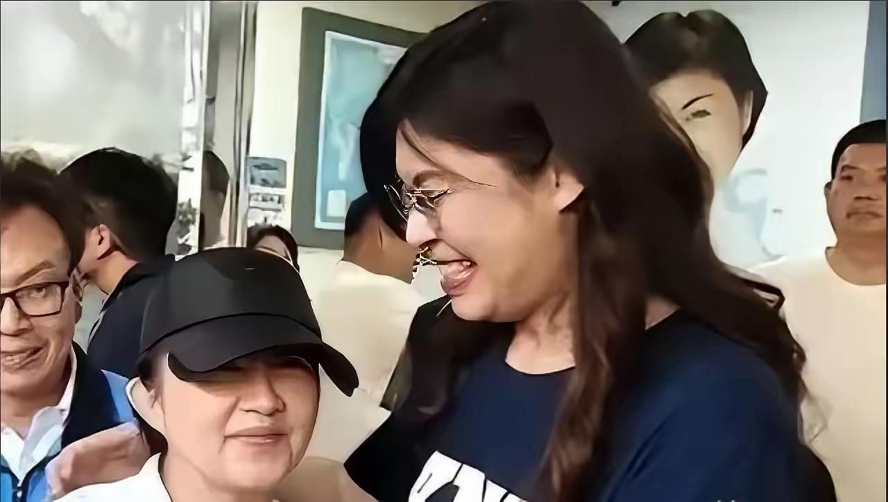 从口号到烟火：高雄女孩的认知重生，
 
高雄女孩黄渝绣十六岁时在直播中慷慨激昂地