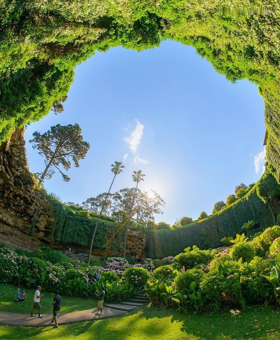 一段很现实的话：
男人只要放下冲动与执念，就会明白，绝大多数让你朝思暮想的人，并