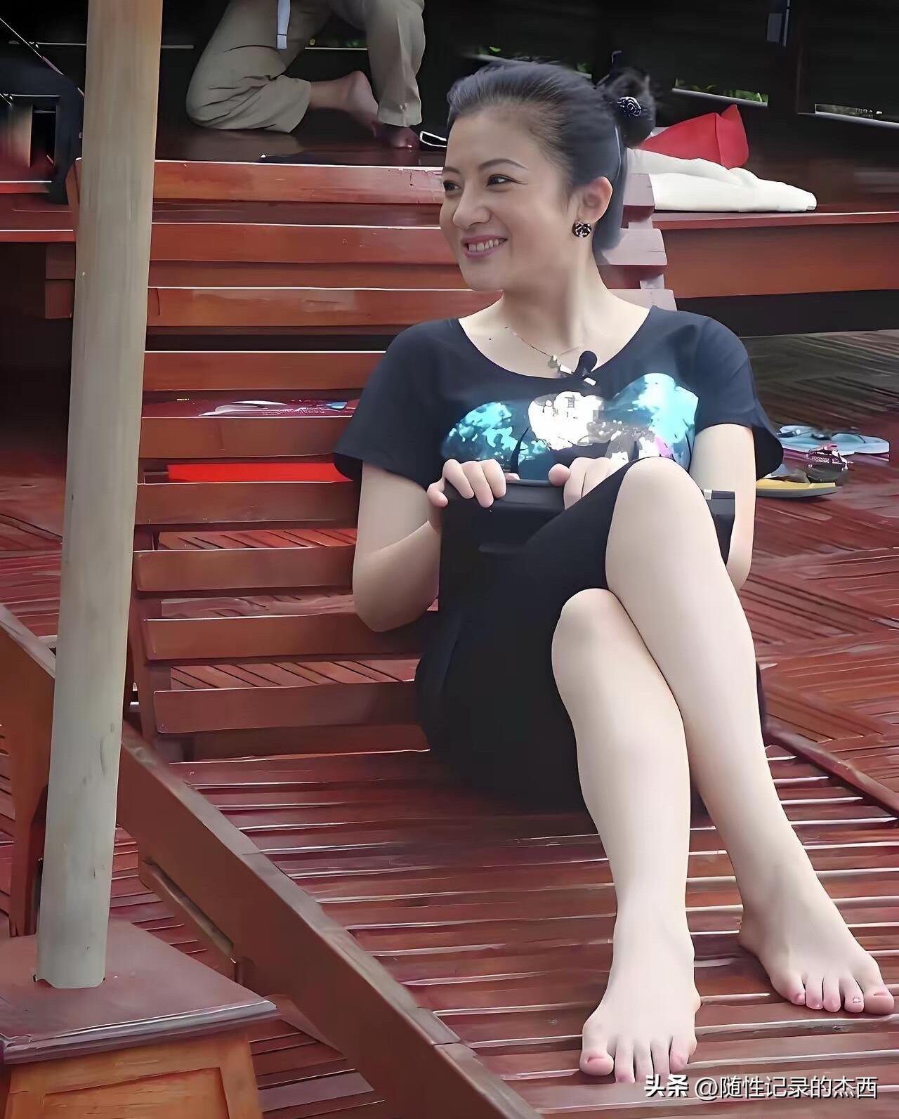 曾经的小婉君都长成大美女了，这样的颜值和身材太令人羡慕了。都是40几岁的女人了皮