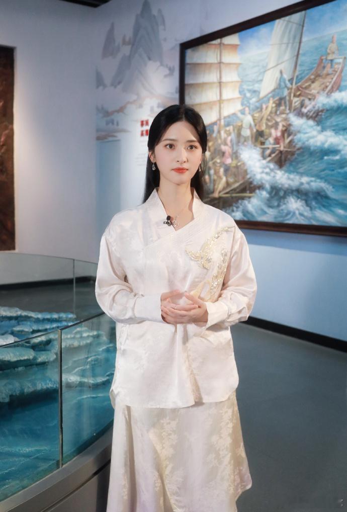 沈月新中式白衣   沈月新中式刺绣白衣真的好美，好温柔。带着中式传统美学的氛围感