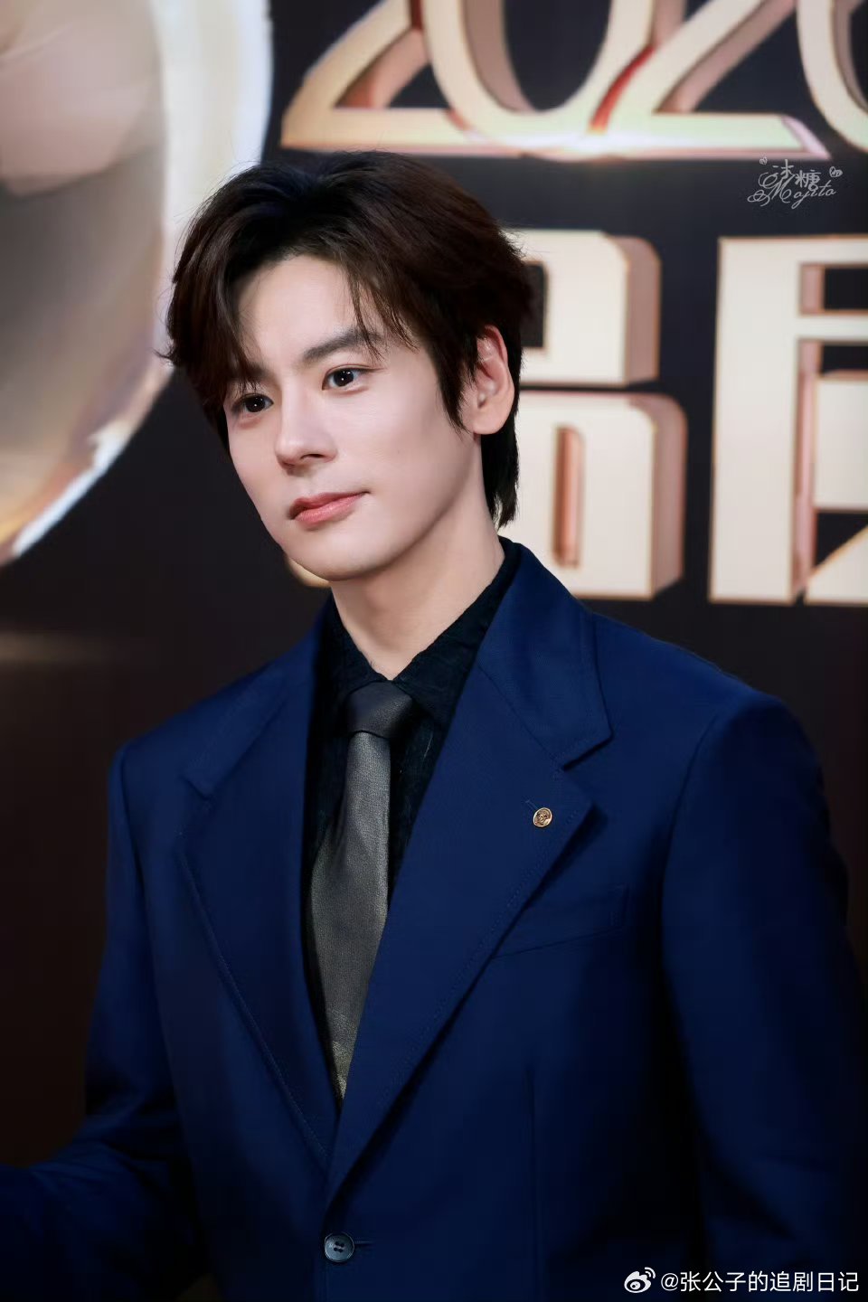 有魏哲鸣这样的老公几点回家魏哲鸣这身蓝西装也太绝了，挺拔禁欲还超有安全感，又苏又