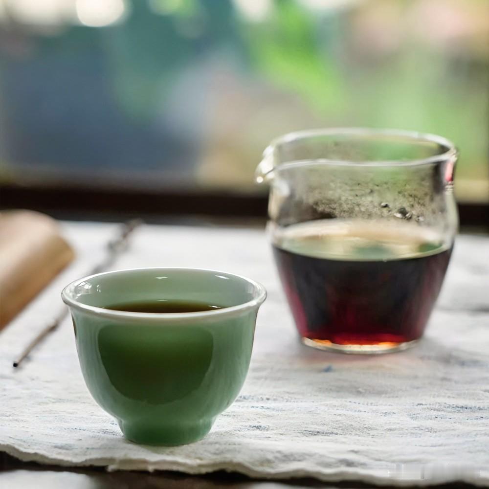 《静观浮沉·鹧鸪天变体》
叶舞清波似世途，浮沉辗转意难殊。苦甘总在杯中显，悲喜常