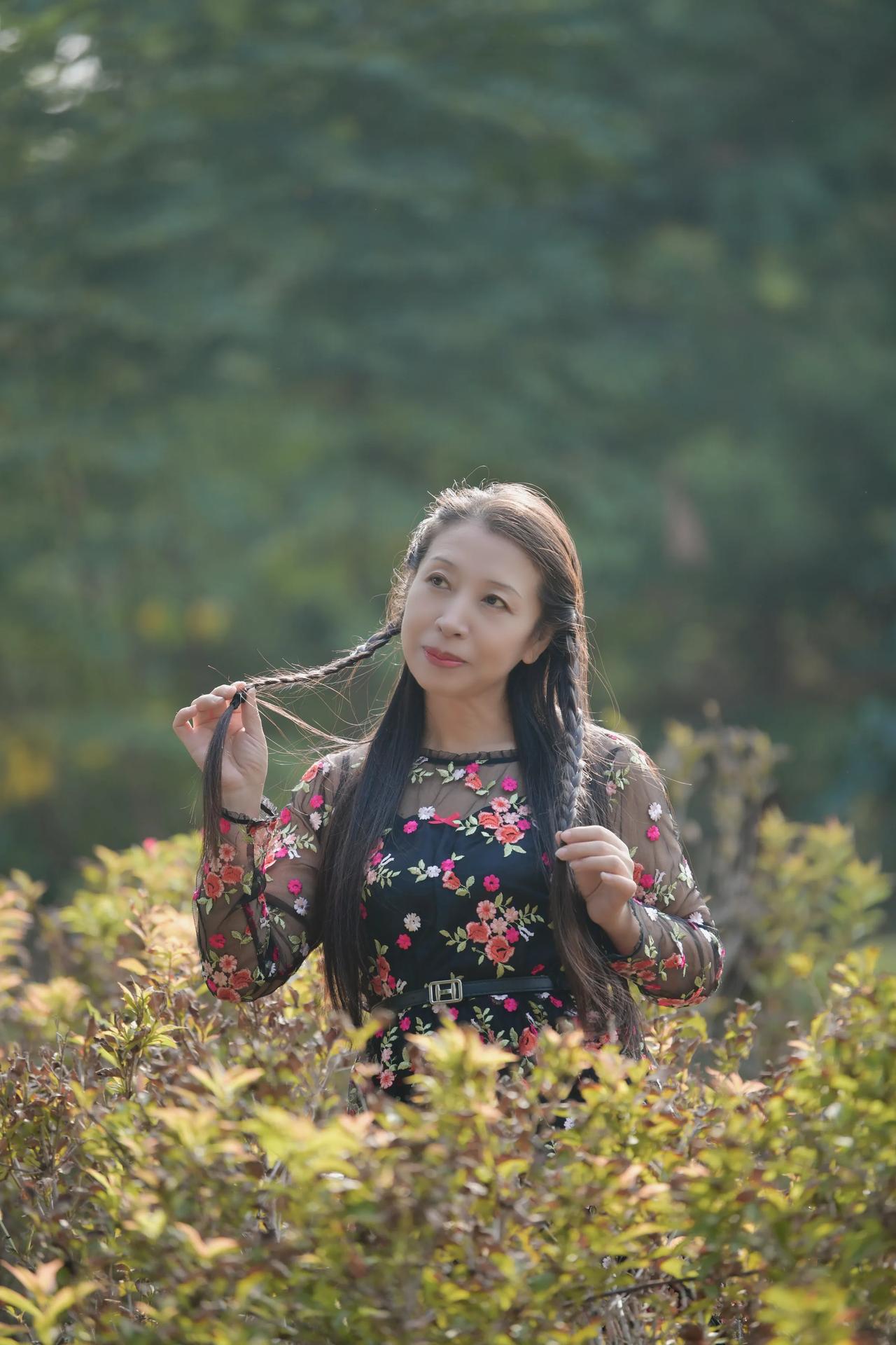 #分享一张你拍的好看的风景照# 金秋季节，龙湖公园，秋天的美景！#拍一组公园美景