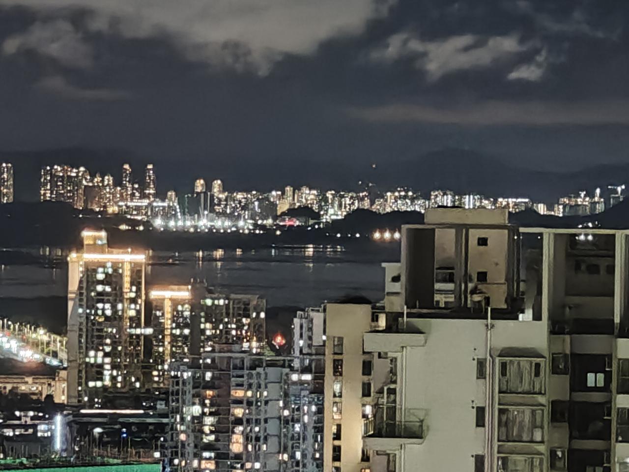 一场大暴雨之后，深圳对香港郊区的灯光清晰可见。八月份第一天，深圳的天气和天空就如