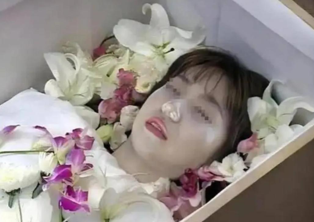 整整18年了！上海某殡仪馆里，躺着一位24岁就离世的年轻姑娘。当年是她的父亲把她