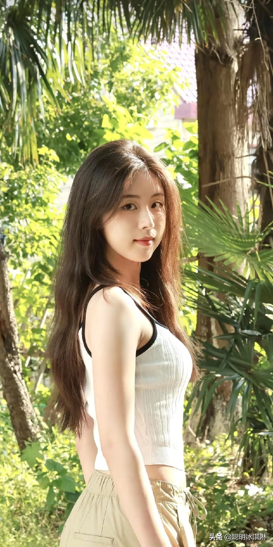 阳光明媚的午后，少女在绿意盎然的庭院中，散发着自然的美。