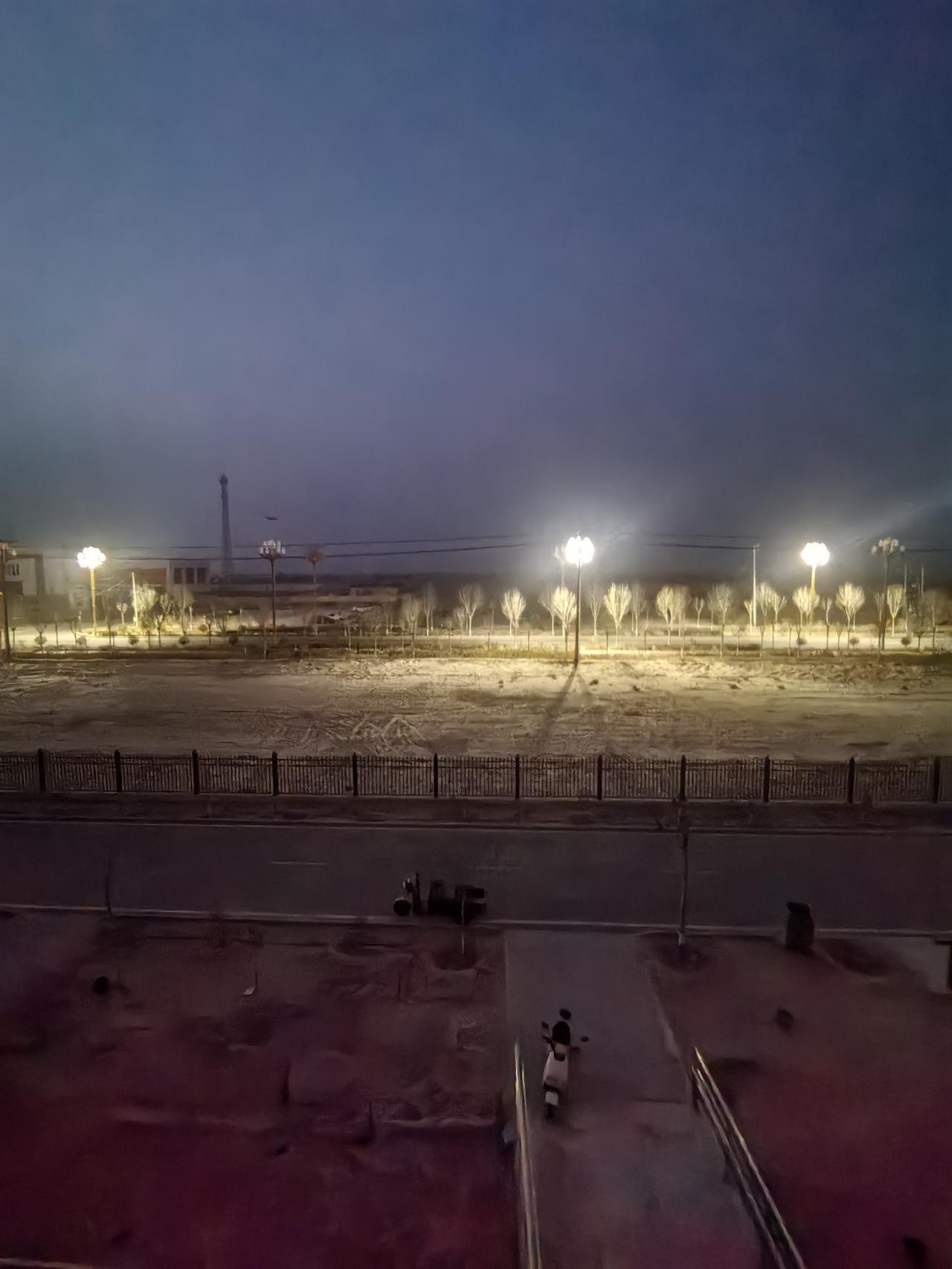 今年冬天的不同新疆于田县二二五团玉泉镇9:12分的火车站