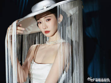 张艺凡在线等一个建议 戴上流苏帽的张艺凡仿佛成为了时光的使者，而不戴时却是那个如