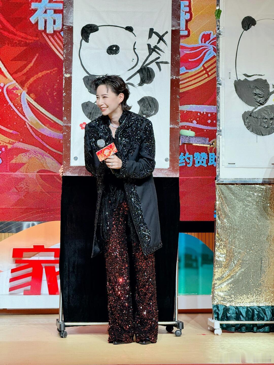 李斯丹妮不语只是一味going  斯丹妮舞台超A预警！一身黑红穿搭，酷飒十足，坐