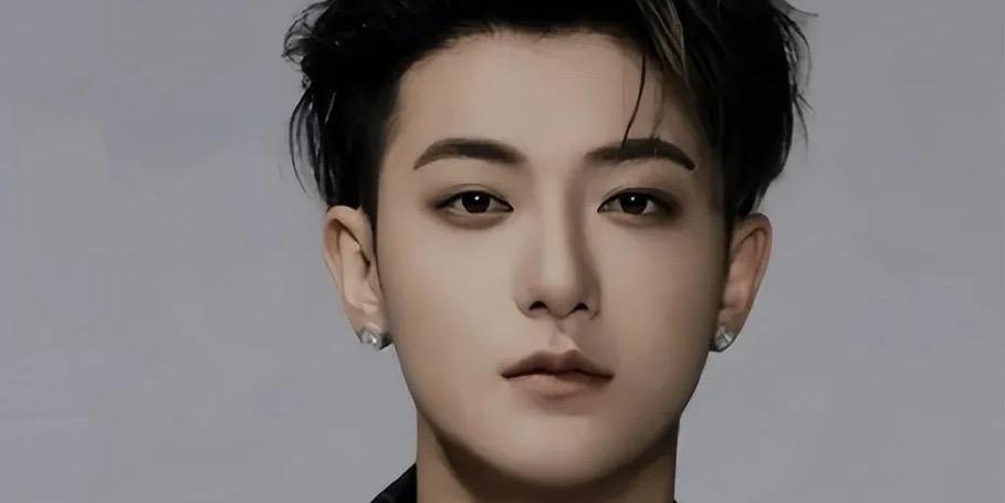 近日，在综艺《宇宙闪烁请注意》中，黄子韬被节目组“突袭叫醒”时自曝体重达90公斤