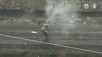 乌军无人机在波克罗夫斯克精彩瞬间
图一，乌军无人机锁定俄军一名侦察兵，看装备应该