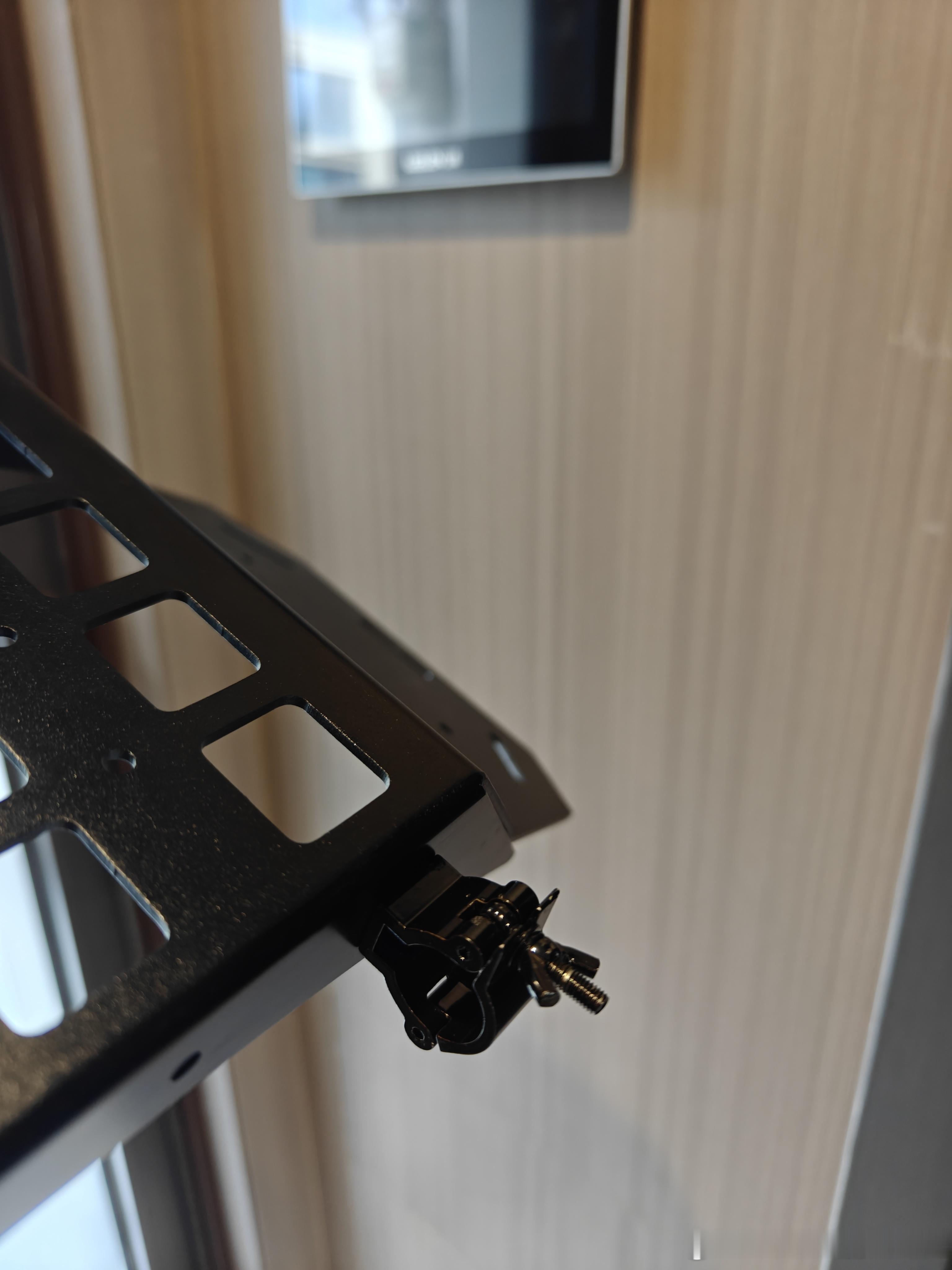 这年头钱还这么好挣吗，备胎上用来固定铲子的，900块，这垃圾设计和质量出去玩一天