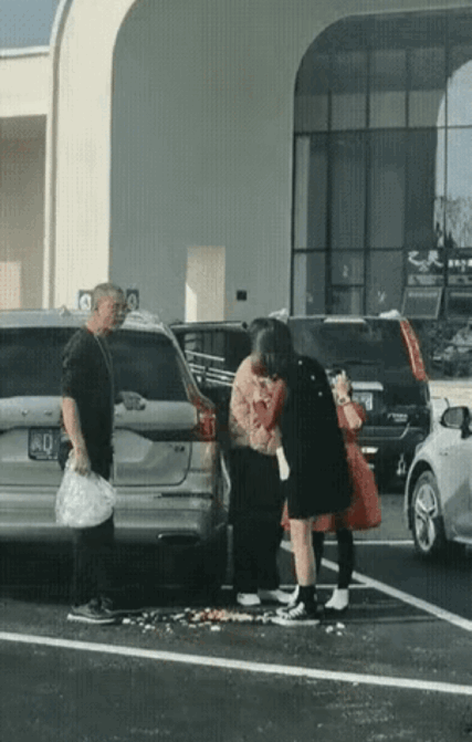 这一家子扔的不是果皮，是素质啊！