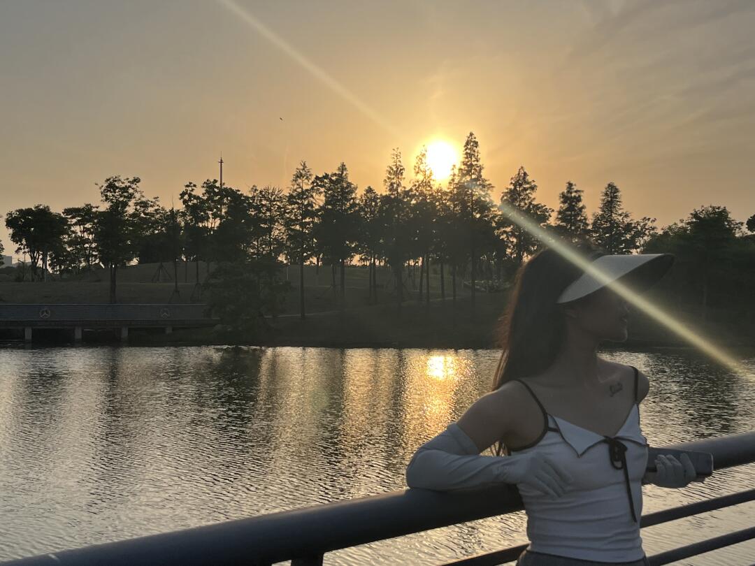 好爱公园湖边傍晚的景色