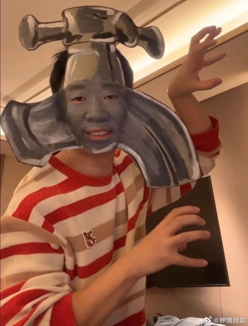 看到杨迪在停车场给粉丝撒饭 疯狂心动！杨迪总能把普通场景变成欢乐舞台，和粉丝的有