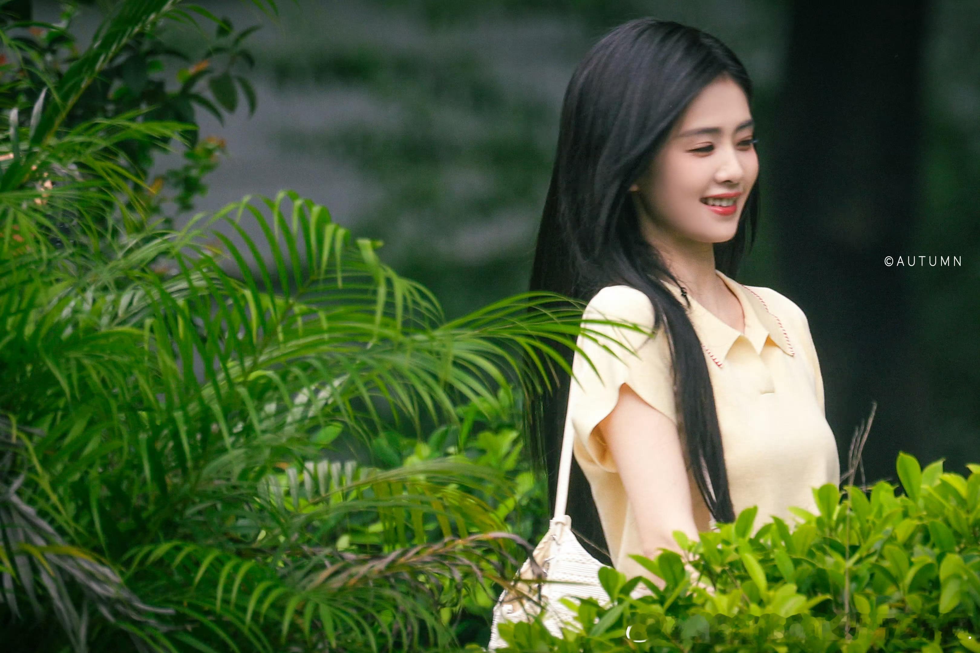 白鹿王韵娜 🌹白鹿开到荼蘼 一直向西走，越过晨昏线，越过日界线，回到初识你的那