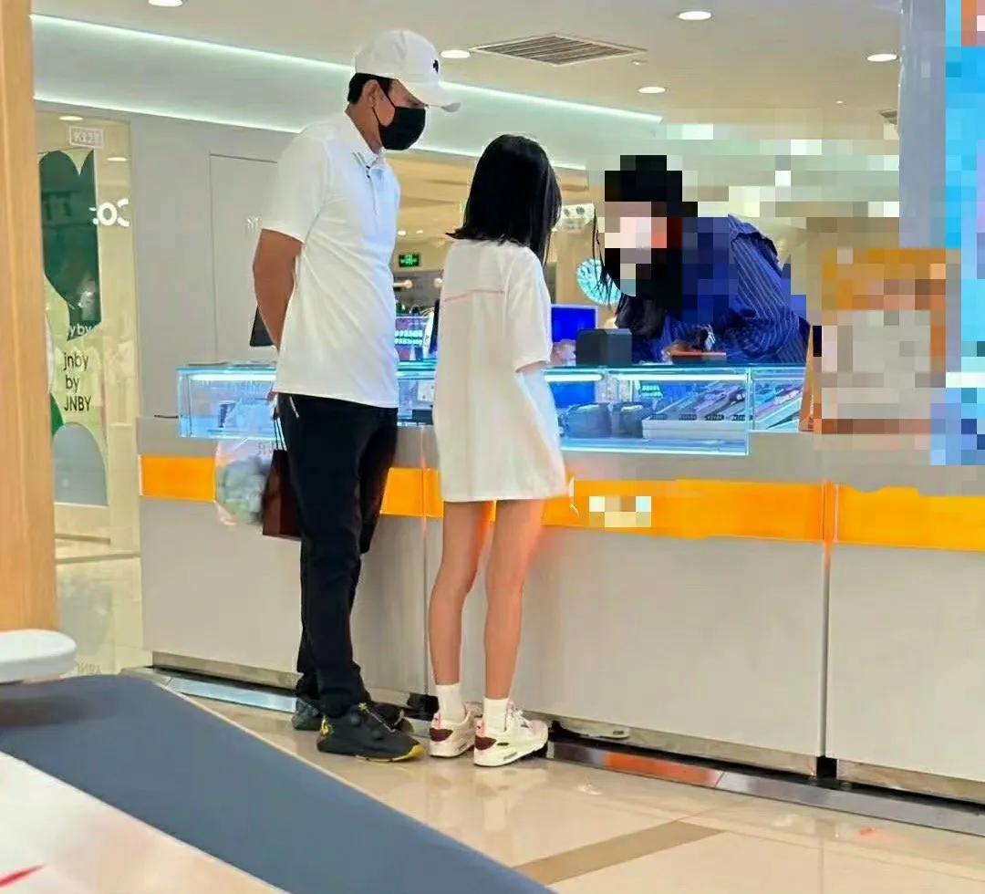 李小璐女儿，变了！

6月22日，端午节这一天，李小璐的女儿甜馨，突然登上热搜，