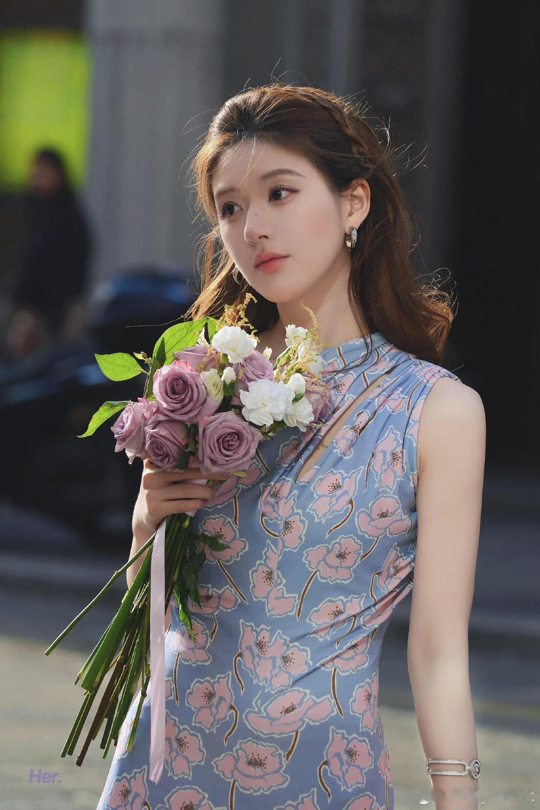 #赵露思与玫瑰花的适配度#这就是森林中的花仙子吧？！一整个太美太阳光了！#赵露思