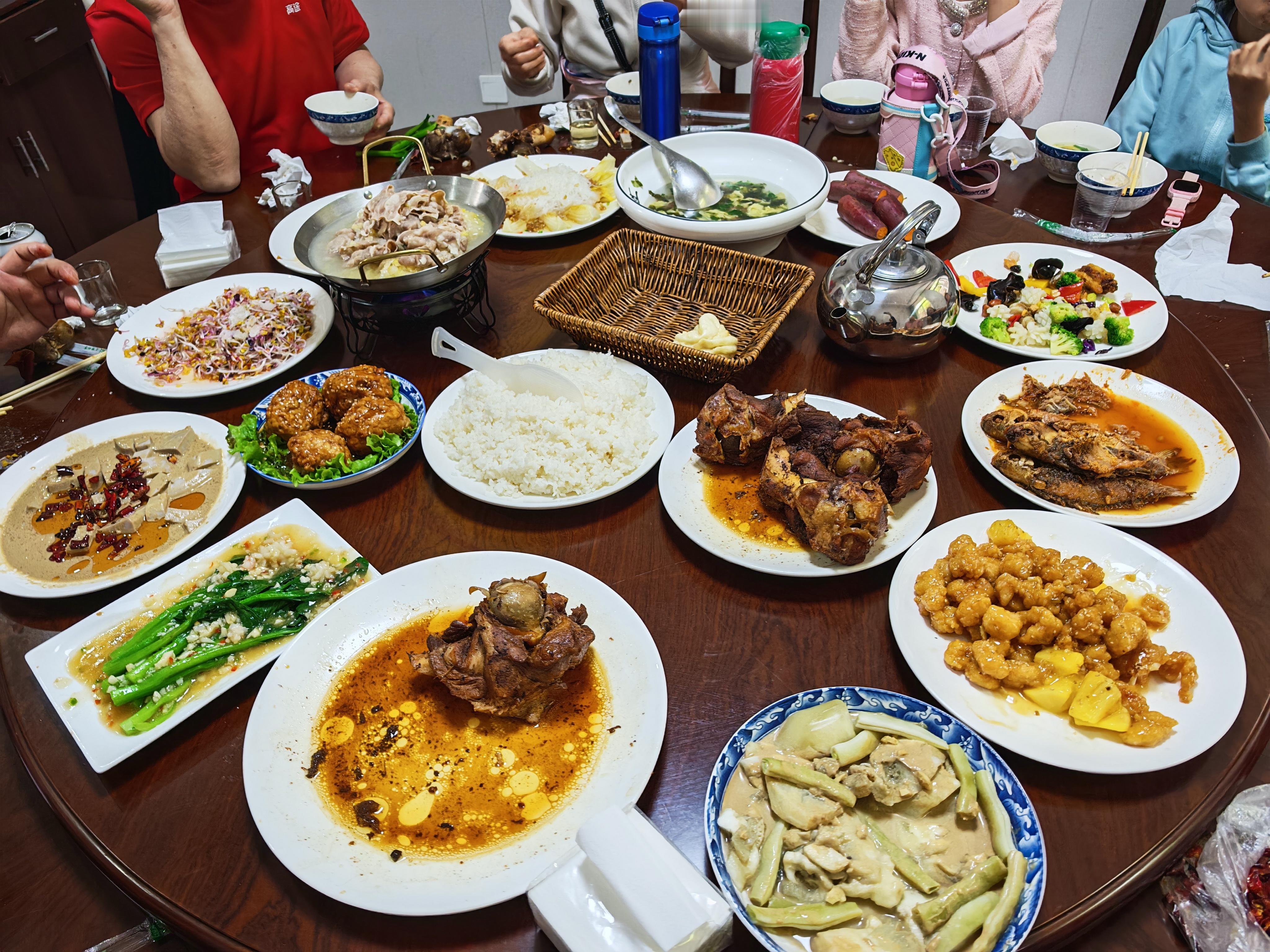 又来吃山里的农家饭了，味道还不错，大家午饭都吃了吗？为什么全国景区都有这种水果 