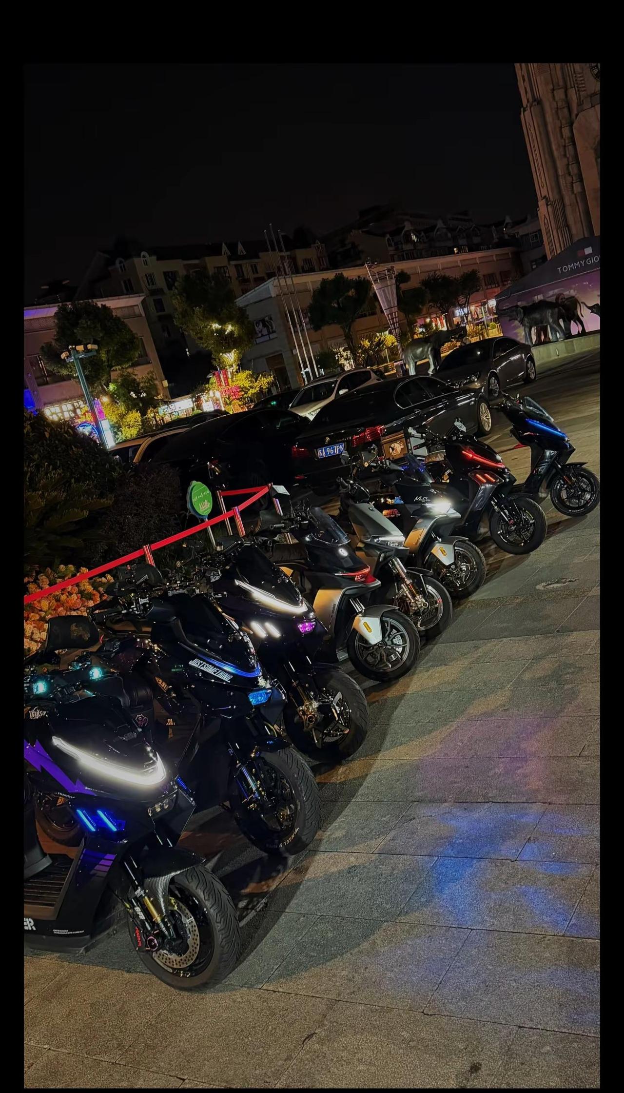 对我们来说，两轮的意义早已不是代步工具这么简单，而是不被定义的奔赴，是车轮不息，