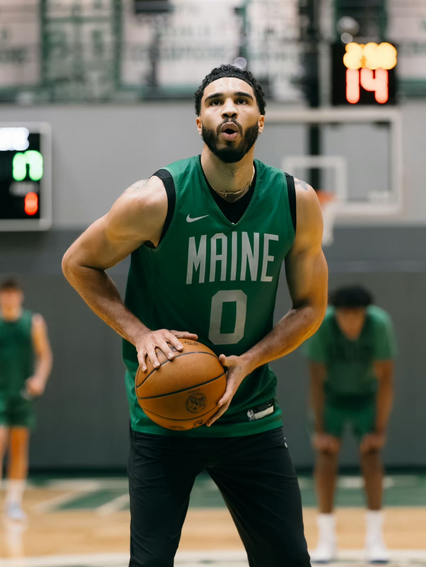 NBA 杰森·塔图姆即将复出？这位凯尔特人球星正在参加5对5的对抗训练。随着常规