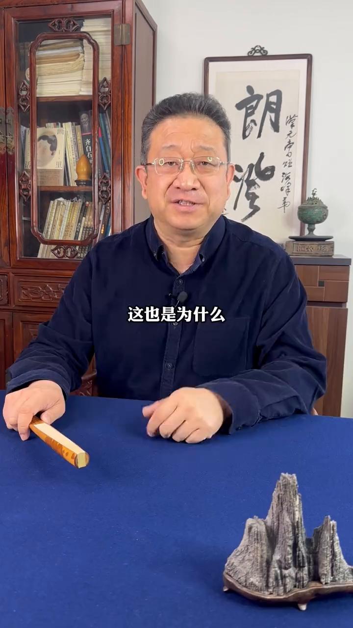 伏尔加河上的纤夫不为人知的细节。
这就是80年代进入小学教材的名画伏尔加河上的纤