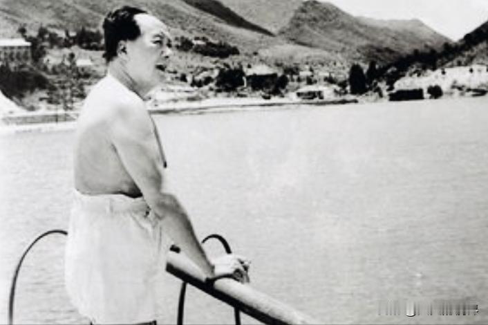 1957年，毛主席来到湖南长沙，要游湘江，省公安厅长李强先到下水点试水，却被草丛