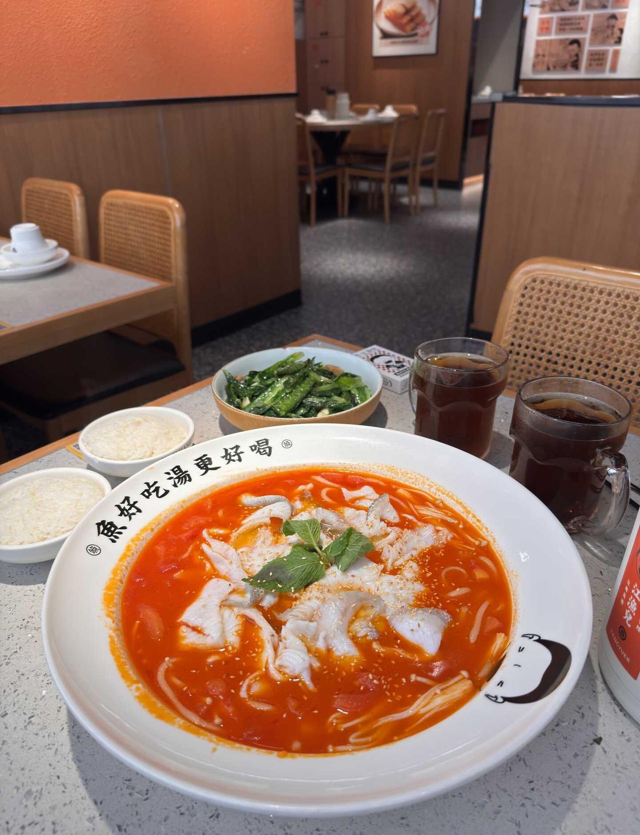 江渔儿酸菜鱼｜番茄鲈鱼鲜嫩汤汁超下饭
点的番茄鲈鱼套餐性价比真的拉满，整盘菜分量