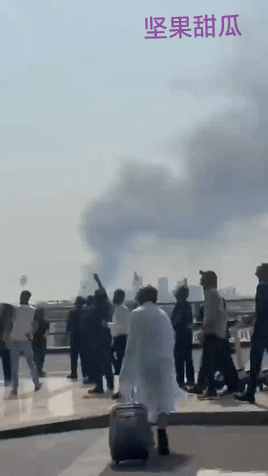 巴林民众一点也不慌的，虽然伊朗连续轰炸巴林，但是机场的图片显示，民众非常平和，伊