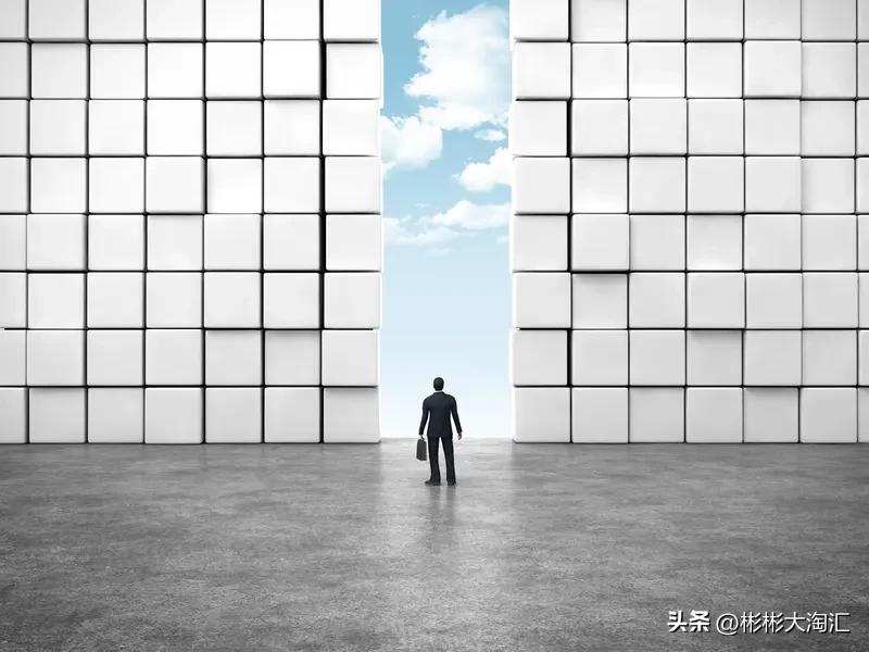 成功路上，能力与机遇都重要，且相辅相成。能力是基础，是安身立命的底气。就像职场中