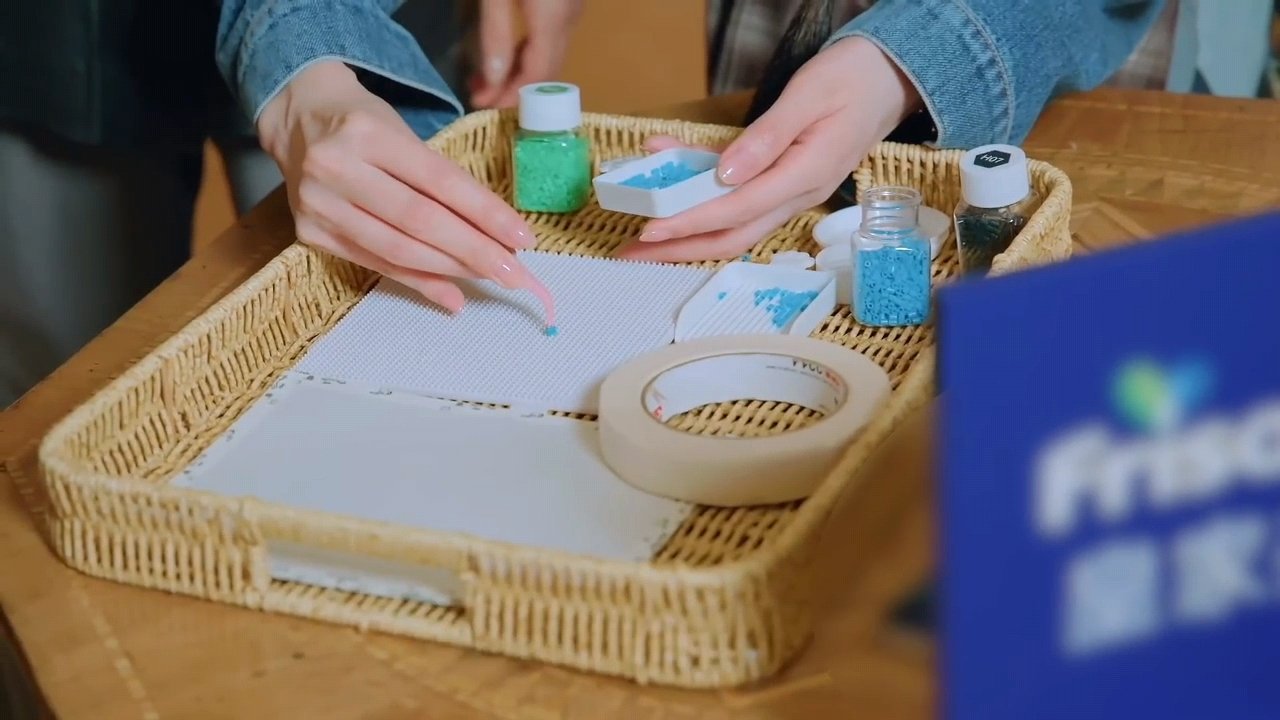 孙红雷五旬老人躲窗帘后面拼豆别拿拼豆为难孙红雷孙红雷五旬老人躲窗帘后面拼豆，太心