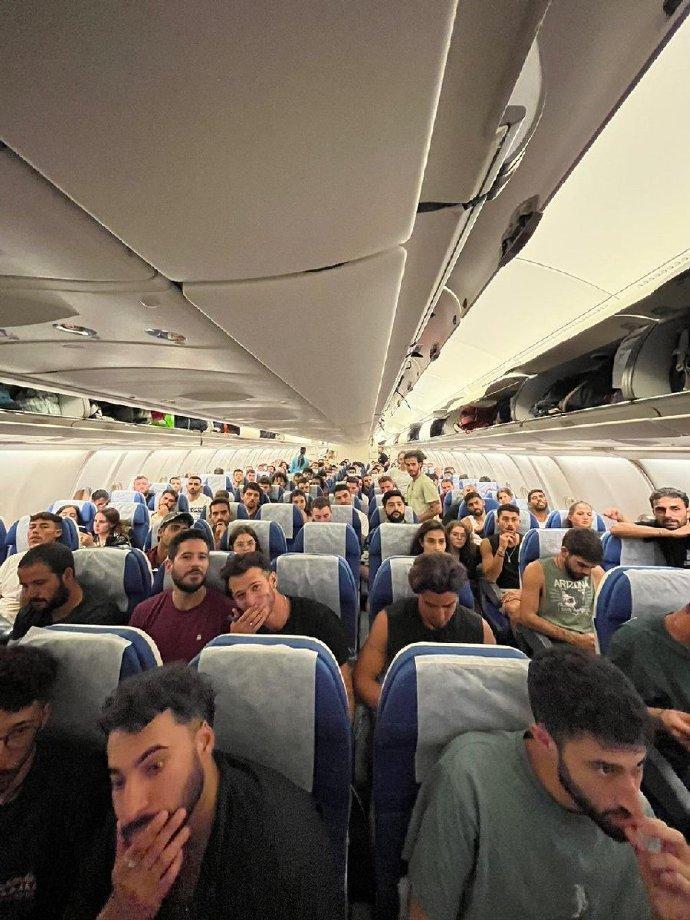 战争爆发后，以色列举国动员，无数身在海外的以色列人自购机票返国参战，而哈马斯的支