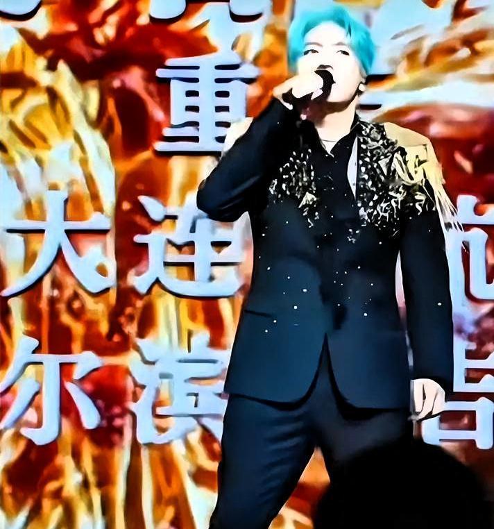 海来阿木在成都演唱会，跑遍全场，膝盖砸在地上，跪了一圈。

直播里有人问这事，他