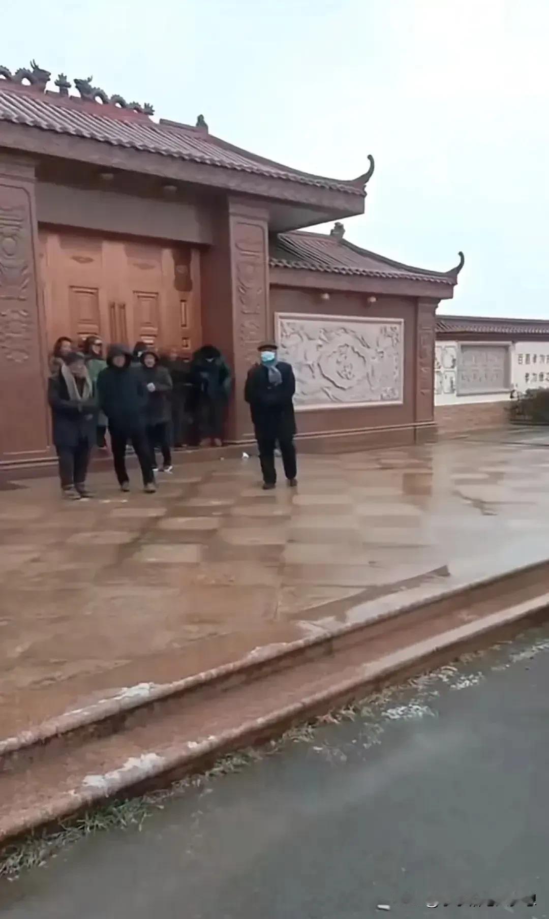 刘强东老家的村民知道刘强东给他们发年货了，所以早早就在派放地点等候，这次刘强东没