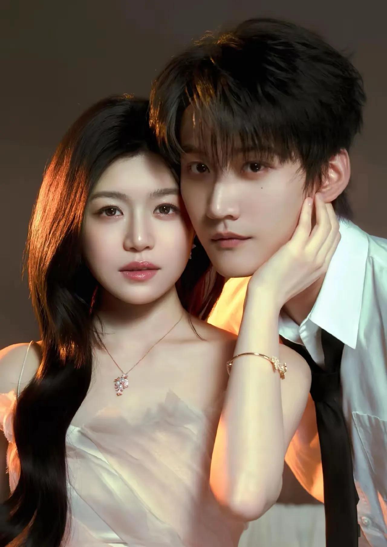 拍戏怎么会和谁演情侣都一样呢？
周柯宇可是小小的上桌了，上次被陈妍希带红的可是电