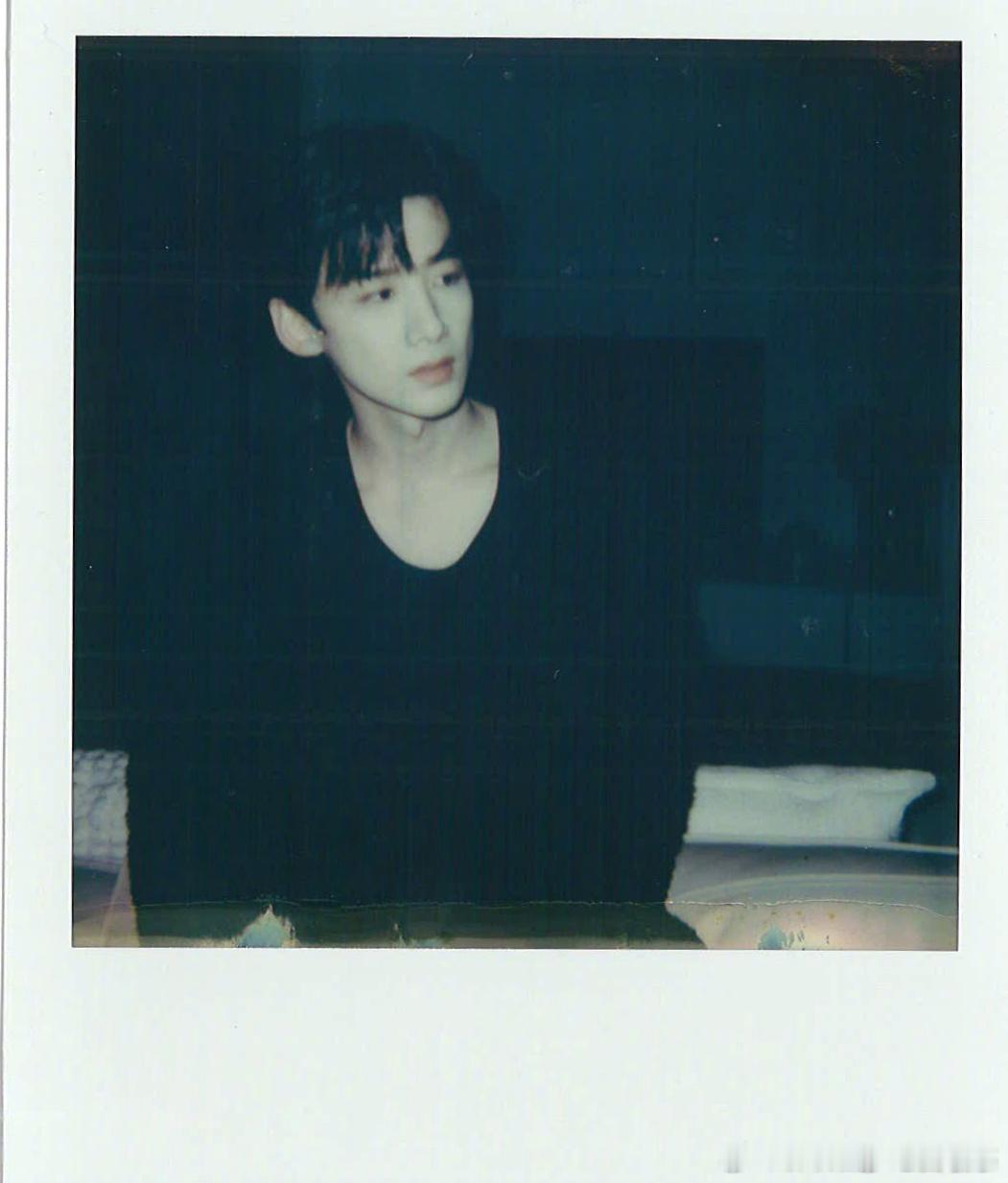 白敬亭晒难哄剧组照  好有氛围感！难哄必看 