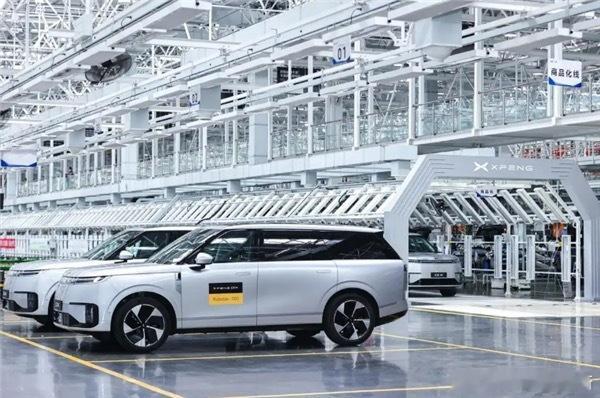 中国首款前装量产的Robotaxi——小鹏GX正式下线了！搭载4颗自研图灵AI芯