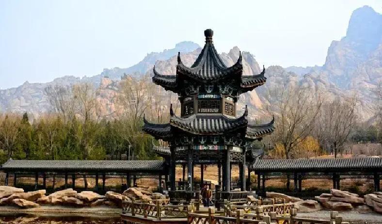 每天挤地铁、刷招聘、熬夜加班，工资却总在月底前蒸发，存款永远追不上房租和花呗。