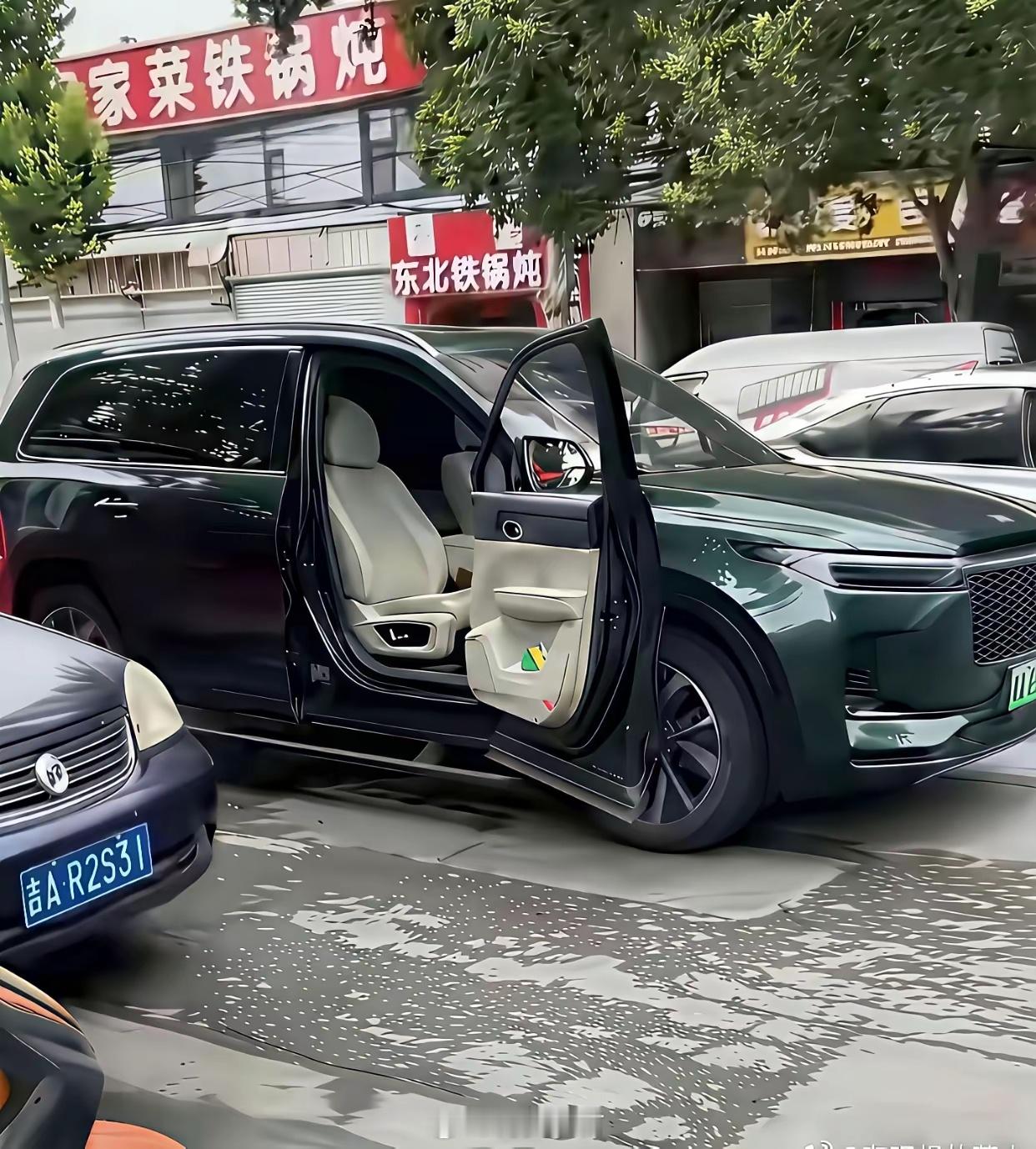 活久见系列！这车门是“张开翅膀”要起飞吗？有懂车的朋友来说说，这是什么神仙座驾？