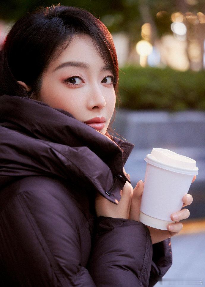 不知道的以为宋茜又有职场剧上新了 寒风里的职场魅力就靠宋茜同款大衣！她的黑色长款