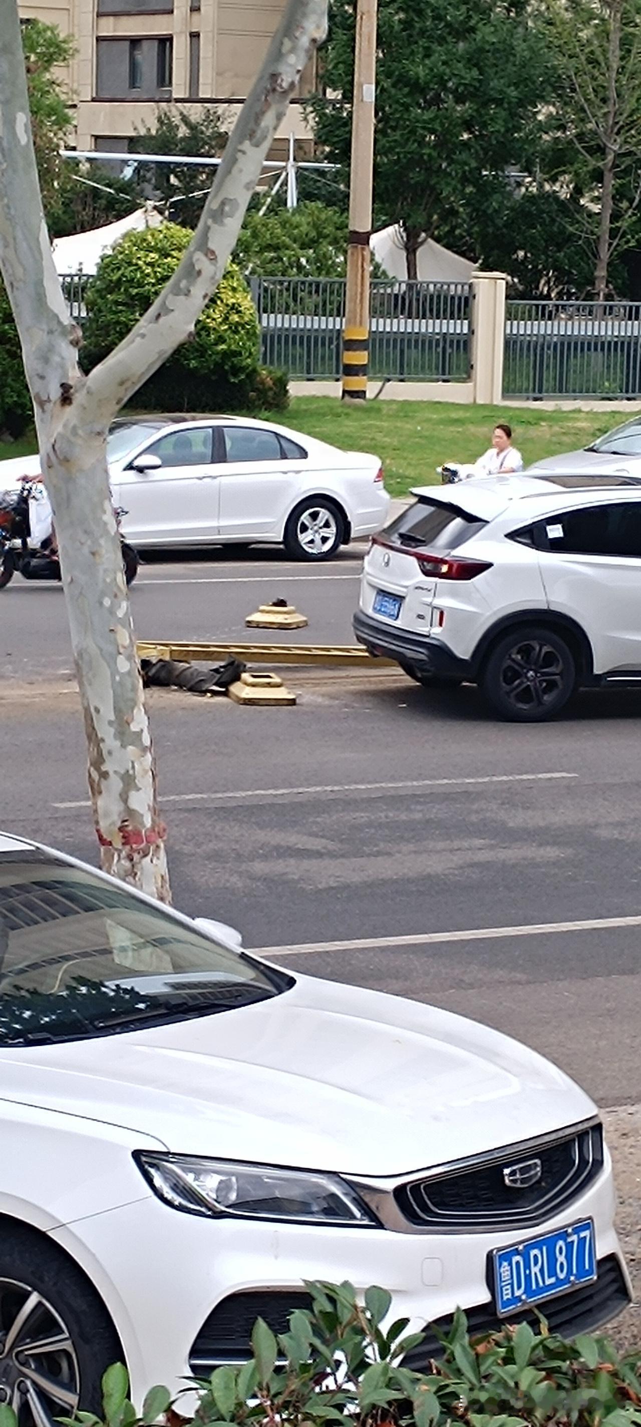 今天在华山路发生一起单方事故，听驾驶员讲:一手握方向盘，低头一手去调空调造成的，