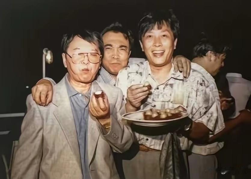一张老照片：我认出了乌发覆额、笑意粲然的唐国强；也认出了张眉抿唇、目光犀利的鲍国