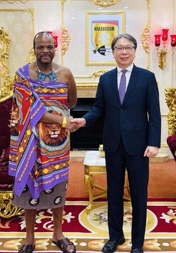 不愧是非洲唯一一个还承认台湾的“独苗”！

身上裹着床单，脚上踩着凉拖，一身“王