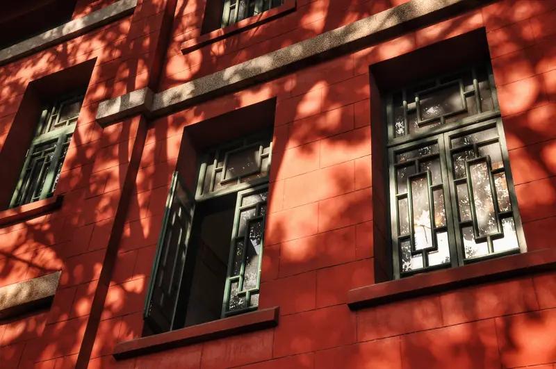 红楼轻慢逍遥游，
春色漫漫守金魂。