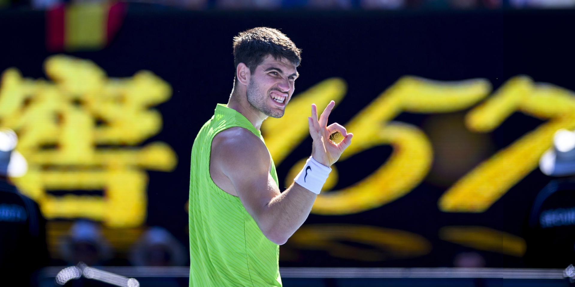 澳网男单第四轮，阿卡7-6(6)/6-4/7-5击败保罗，未丢一盘，连续三年打进