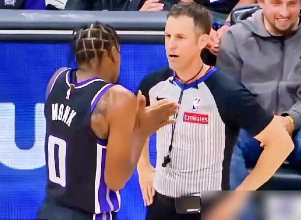 这球给里夫斯罚球，可真行。

裁判哨响的那一刻，解说都脱口而出。

当时看直播也