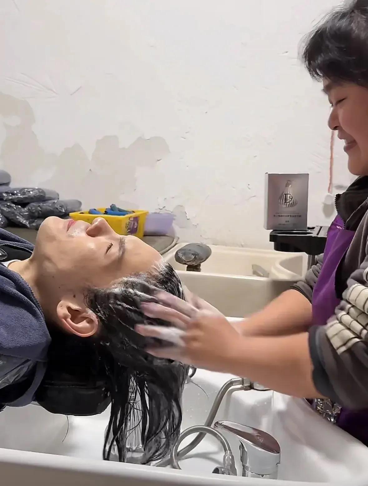 向佐去晓华理发店剪头发，晓华全程表情尴尬，不敢动剪刀。

昨晚向佐直播剪头发，本