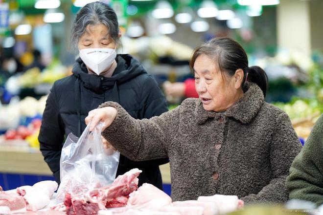 就现在的社会，如果口袋里没钱，一定要记住： 
第一，守住最后的本钱。
身体和信用